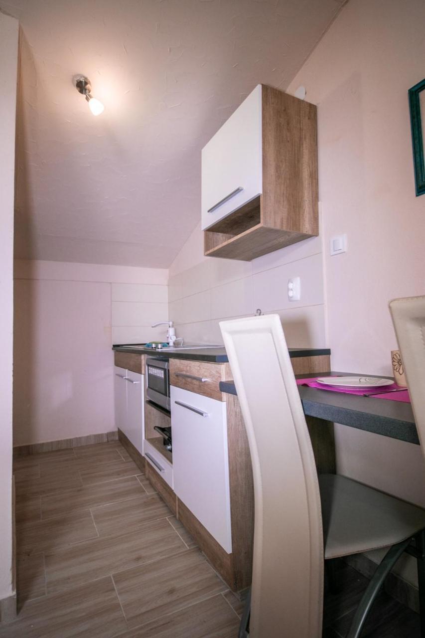 Jug Apartment *